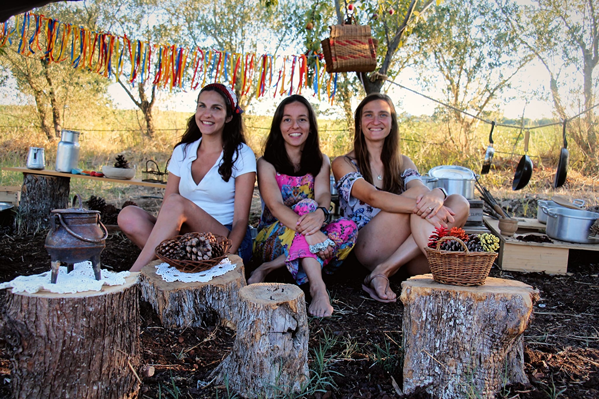Joana Oliveira, Rita Rosa e Joana Gradíssimo, as três fundadoras do Pézinhos ao Fresco, sentadas ao ar livre